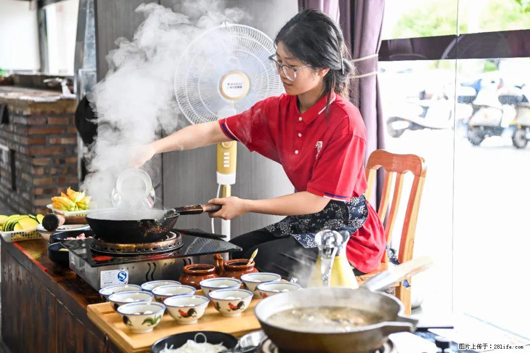 全网追的“扁担女孩”，找了一份暑假工，时薪12元 - 海西生活资讯 - 海西28生活网 hx.28life.com